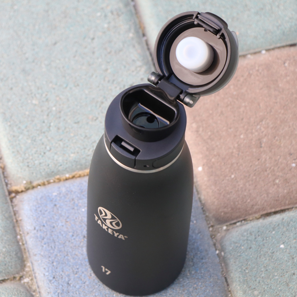 traveler-fliplocktm-lid-h1 96076-R-TravelerLid-Lifestyle-Onyx.png